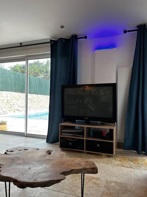 Jolie Maison Avec Vue Sur Piscine Bouc-Bel-Air Luaran gambar