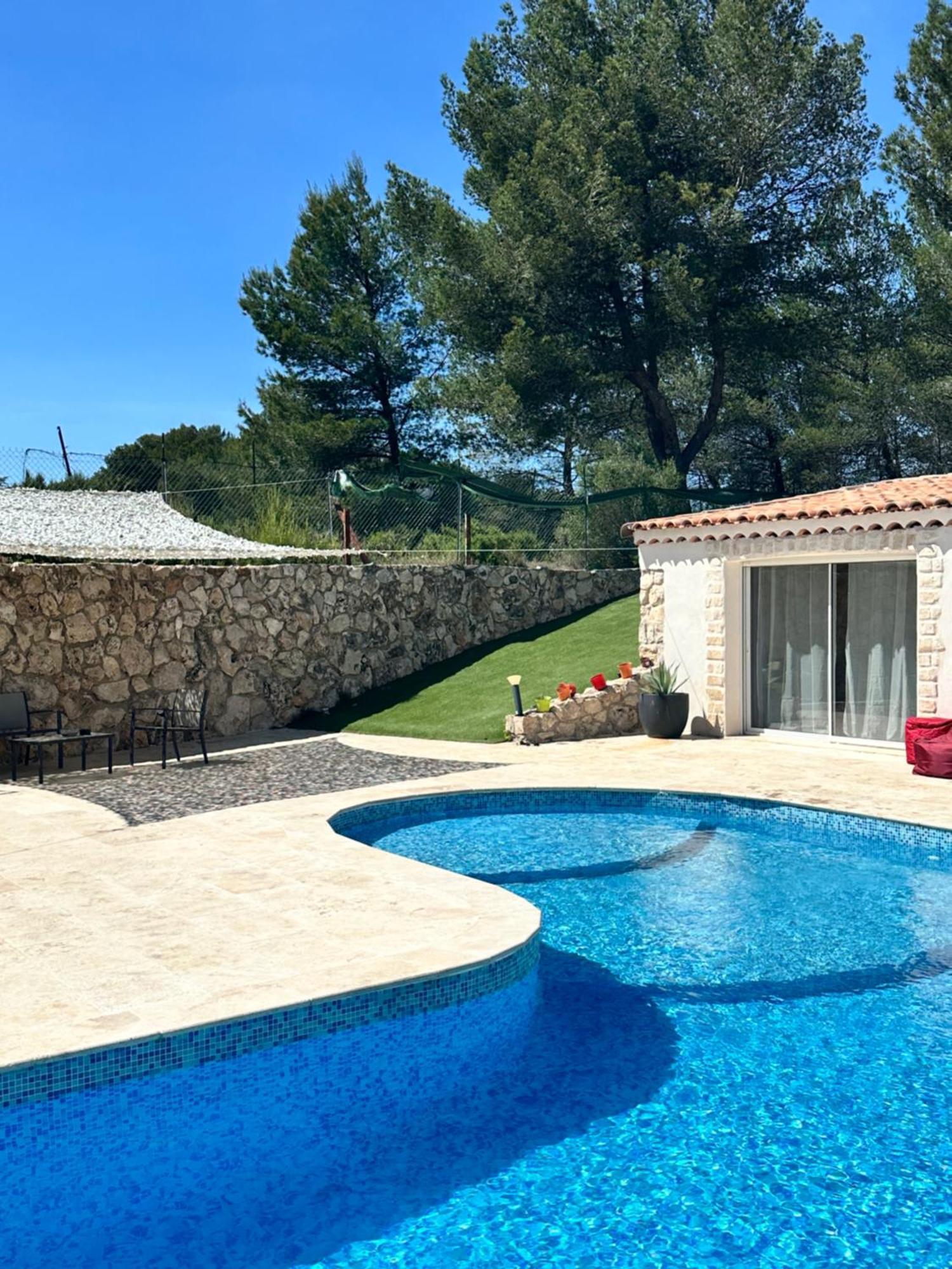 Jolie Maison Avec Vue Sur Piscine Bouc-Bel-Air Luaran gambar