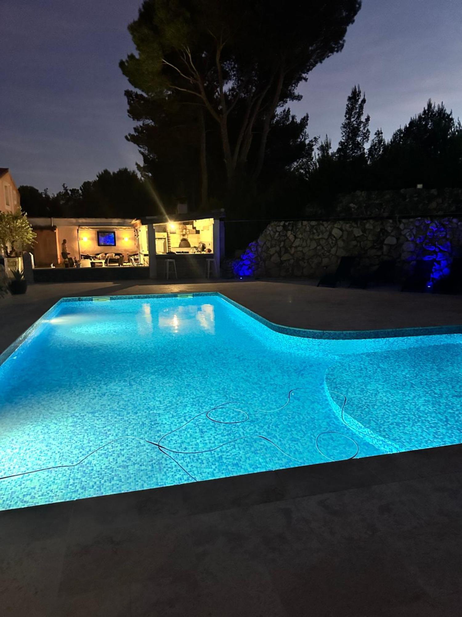 Jolie Maison Avec Vue Sur Piscine Bouc-Bel-Air Luaran gambar
